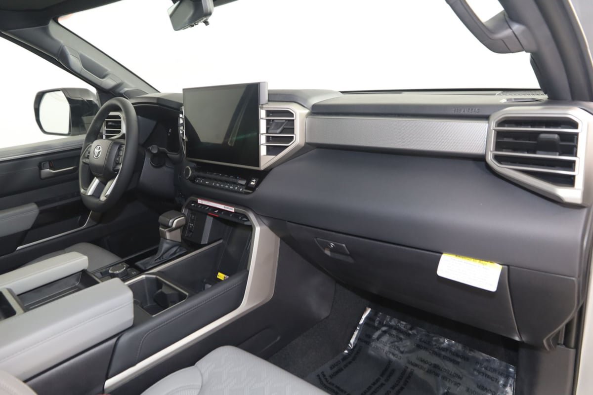 Used 2025 Toyota Tundra Limited AWD/4WD image 37
