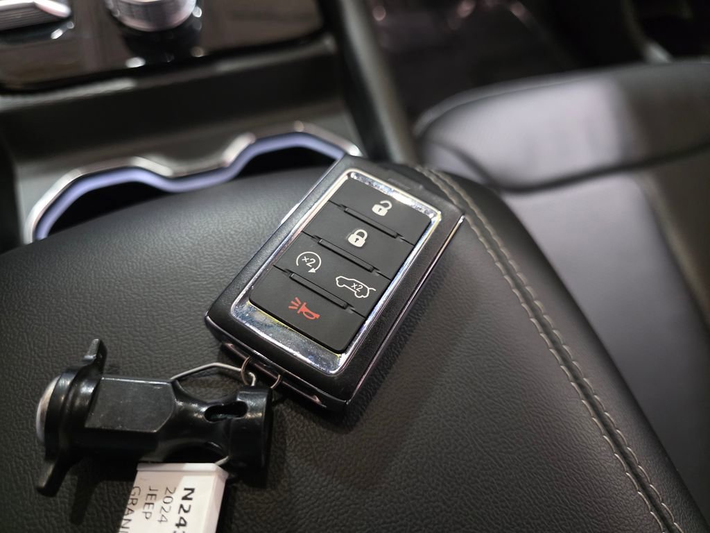 Used 2024 Jeep Grand Cherokee L Limited w/ Luxury Tech Group II image 22