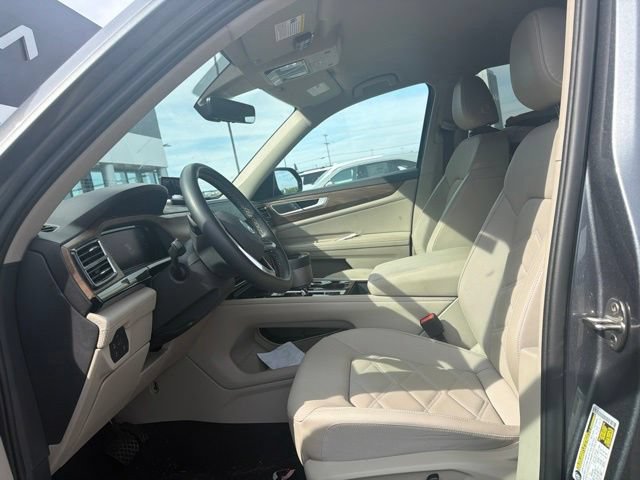 Used 2024 Volkswagen Atlas SE w/ Black Wheel Package FWD image 13