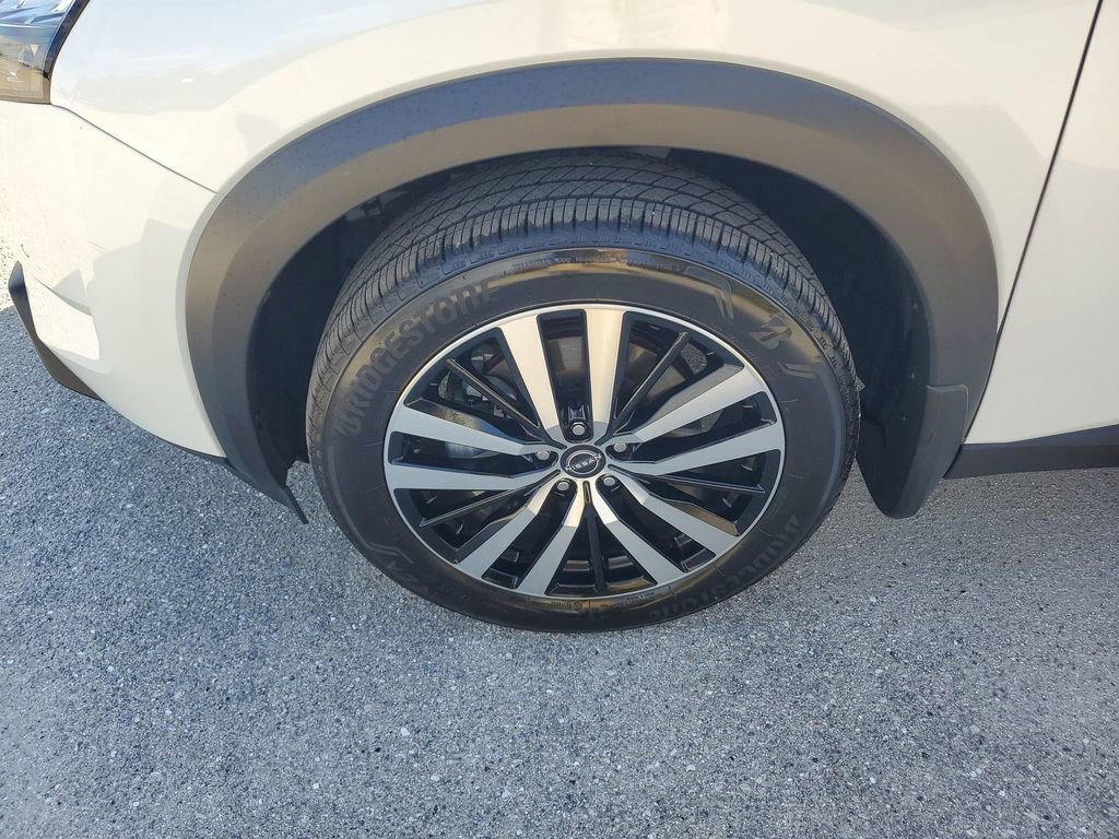 Used 2025 Nissan Pathfinder Platinum image 17