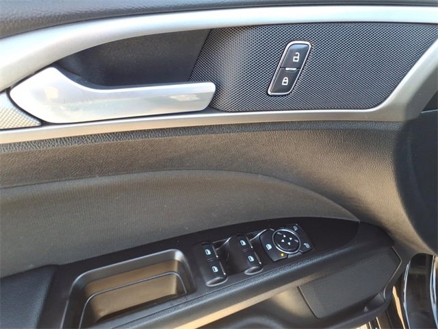 Used 2017 Ford Fusion SE w/ Fusion SE Technology Package image 19
