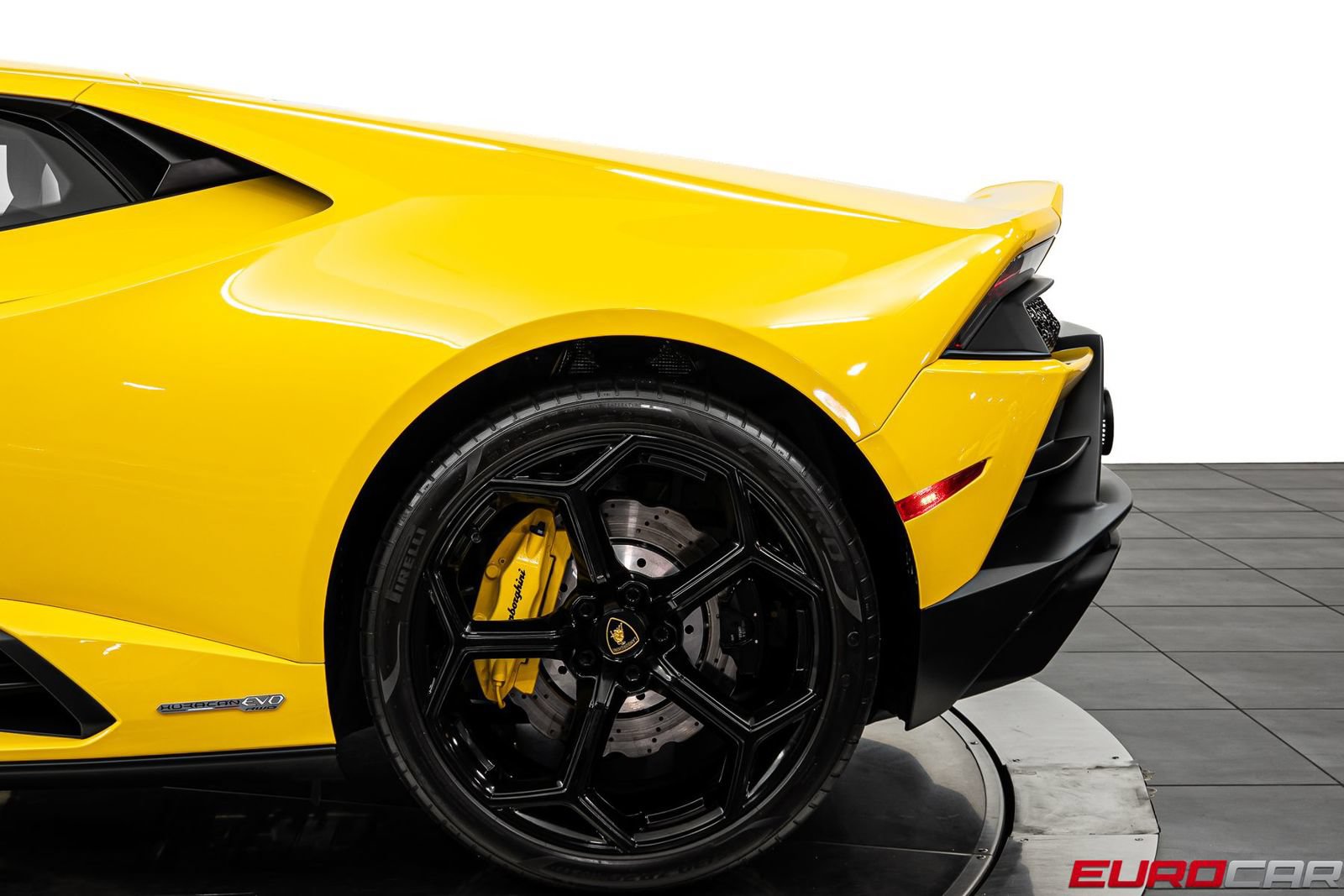Used 2021 Lamborghini Huracan EVO RWD image 16