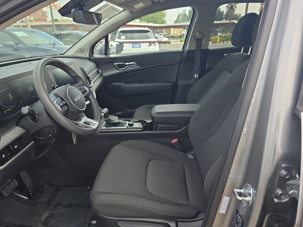 Used 2025 Kia Sportage LX FWD image 9