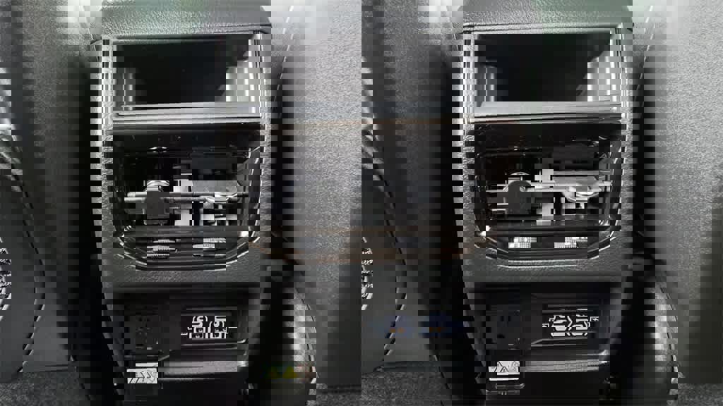 New 2025 Jeep Grand Cherokee Altitude image 13