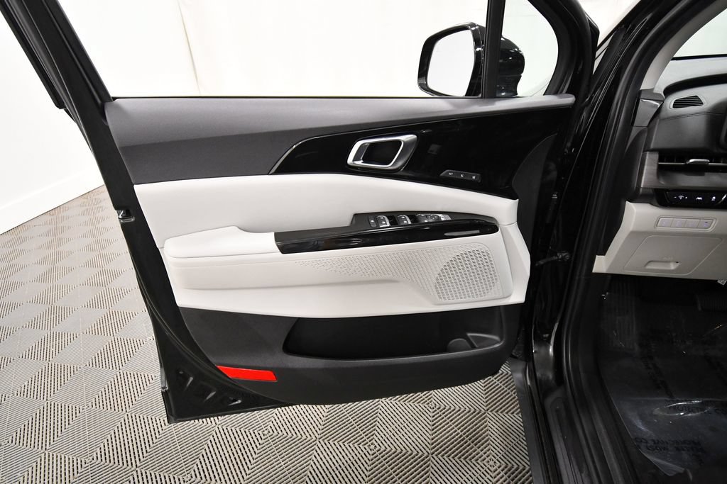 Certified 2023 Kia Carnival SX FWD image 13