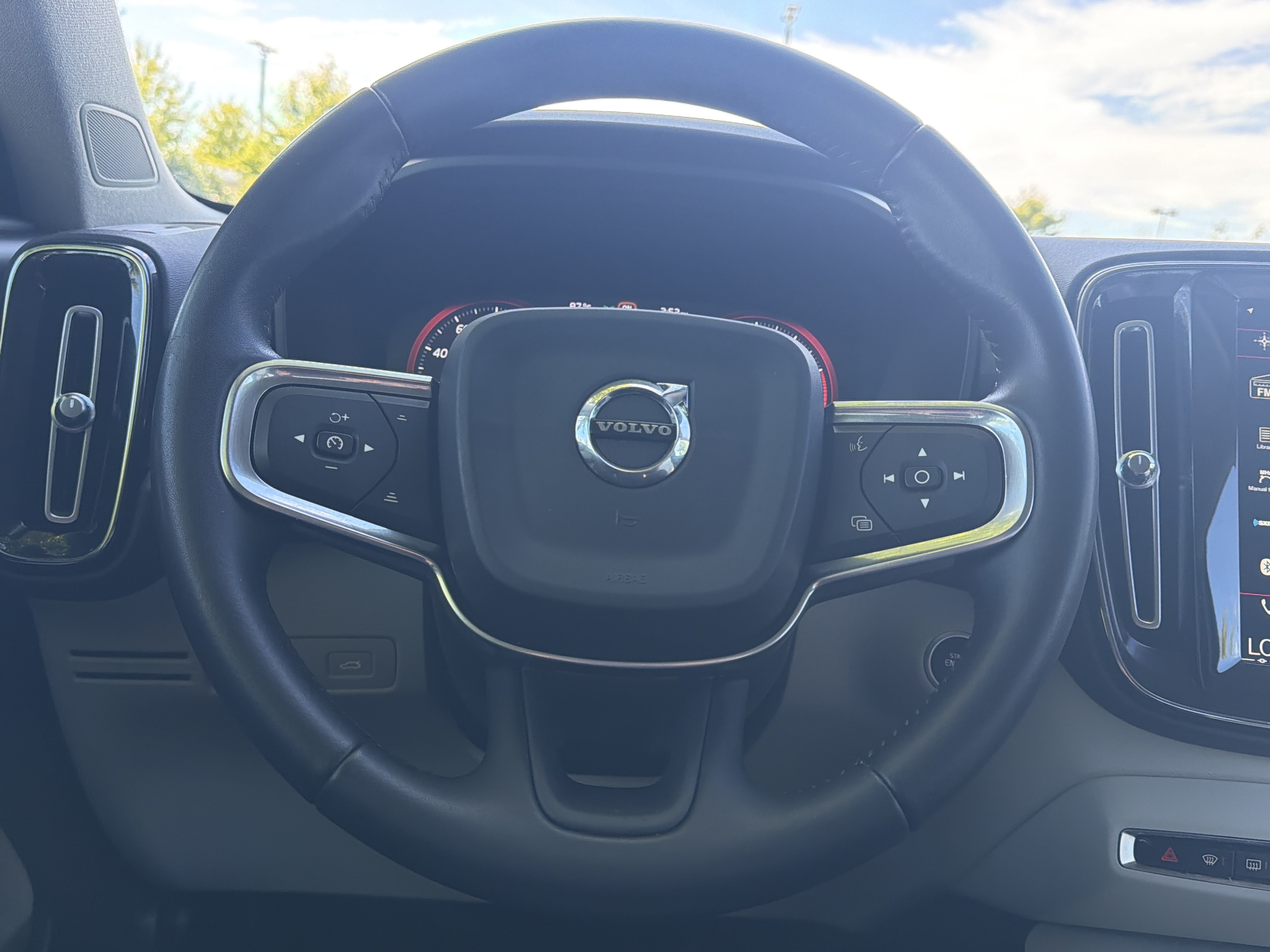 Used 2019 Volvo XC40 T4 Momentum FWD image 17
