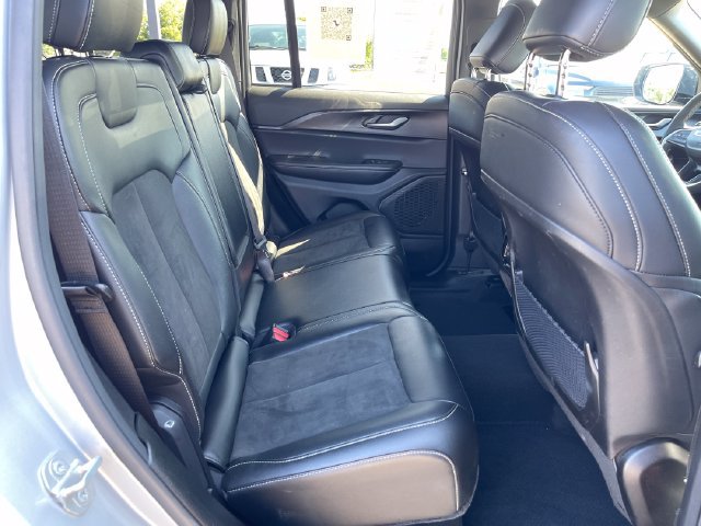 Used 2025 Jeep Grand Cherokee Altitude AWD/4WD image 28