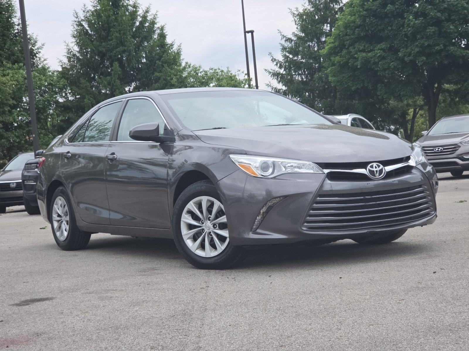 Used 2017 Toyota Camry LE FWD image 2