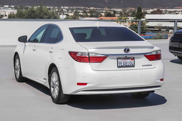 Used 2015 Lexus ES 300h w/ Premium Package w/Bamboo Trim FWD image 4