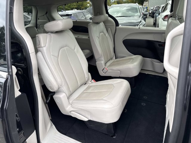 Used 2020 Chrysler Pacifica Touring-L FWD image 11