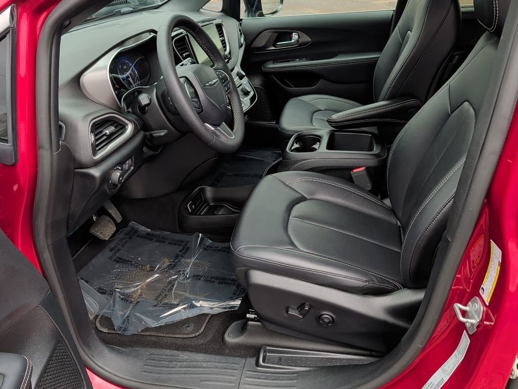 Used 2025 Chrysler Pacifica Select image 32