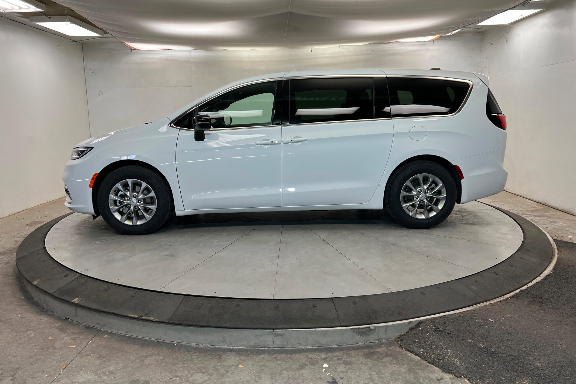 New 2026 Chrysler Pacifica Limited w/ Trailer Tow Group image 2