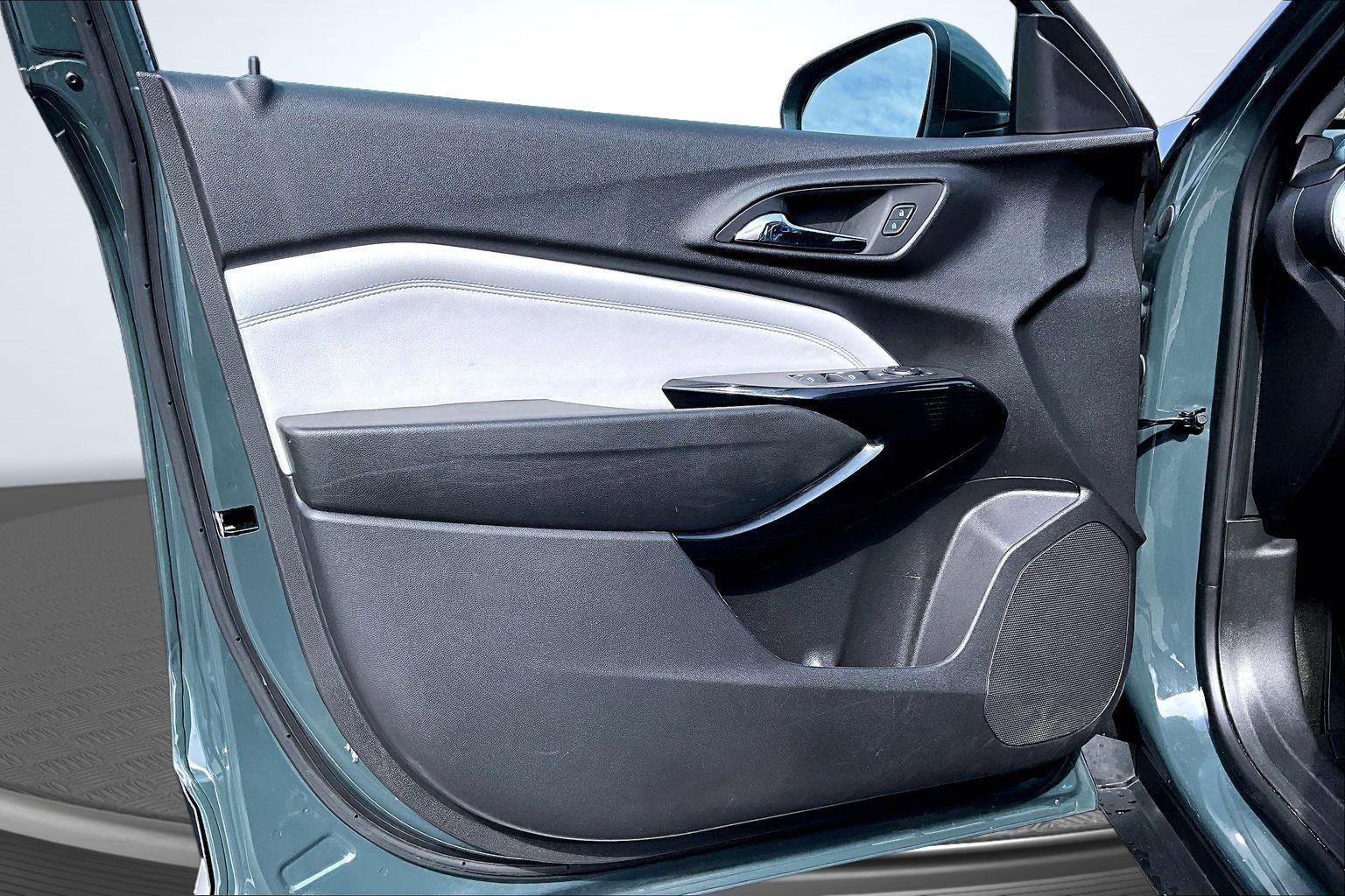 Used 2025 Chevrolet Trax LT FWD image 24