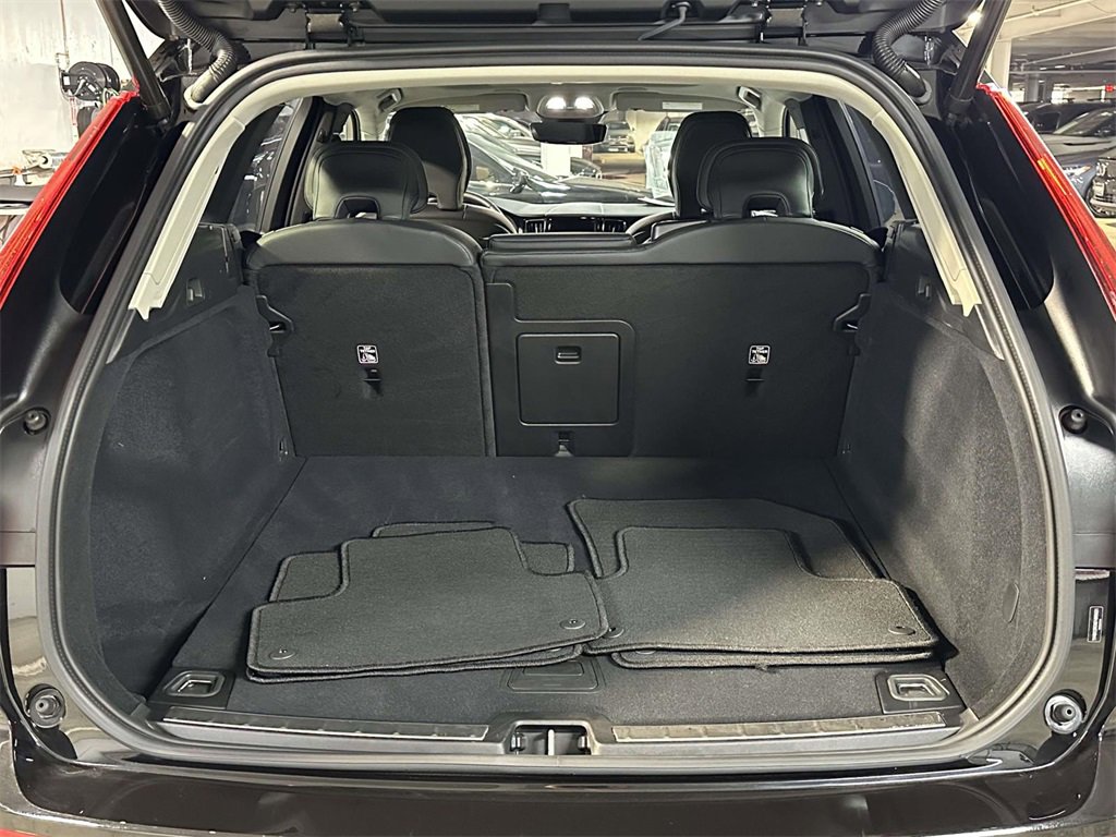 Used 2025 Volvo XC60 B5 Plus image 14