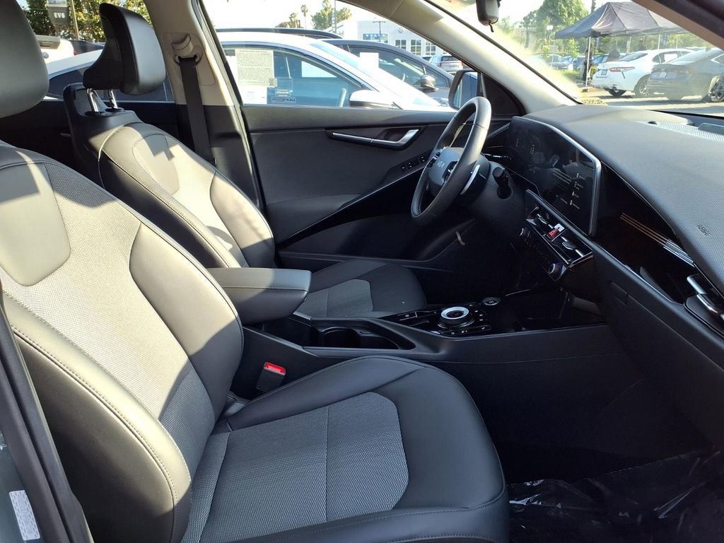 Certified 2023 Kia Niro EX FWD image 9