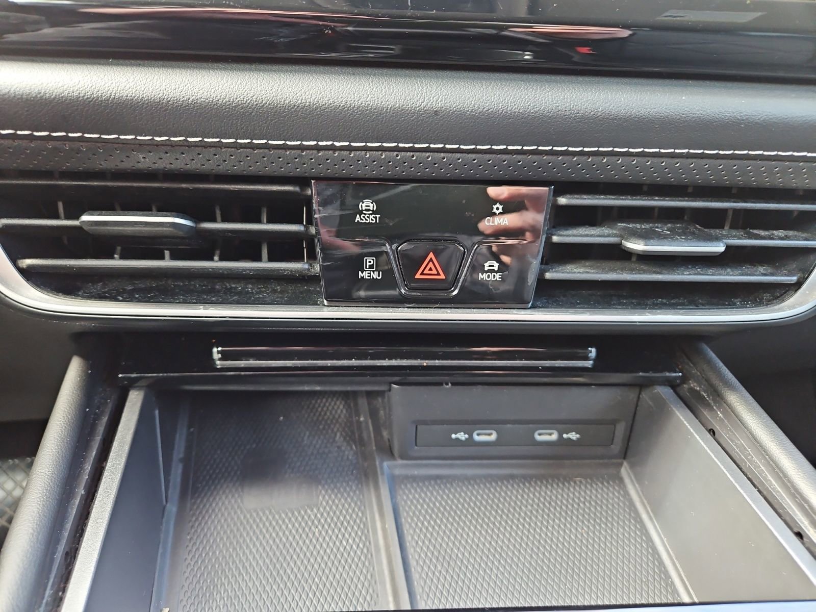 Used 2024 Volkswagen Atlas SE image 28