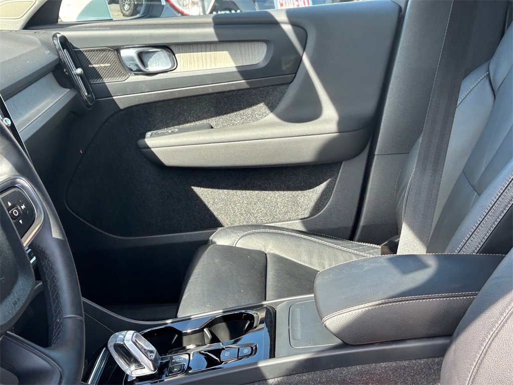 Used 2023 Volvo XC40 B5 Plus w/ Protection Package Premier image 9