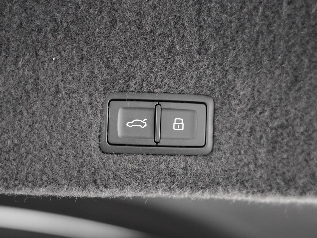 Used 2025 Lamborghini Urus SE AWD/4WD image 39