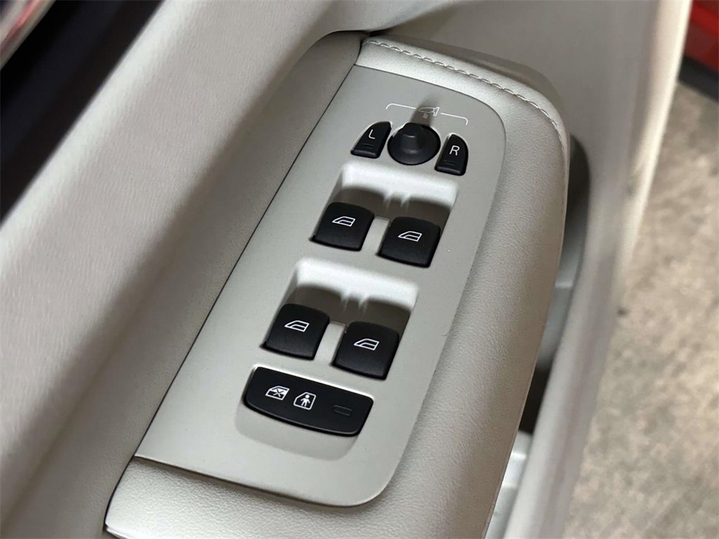 Used 2024 Volvo XC60 T8 Plus w/ Protection Package Premier image 18