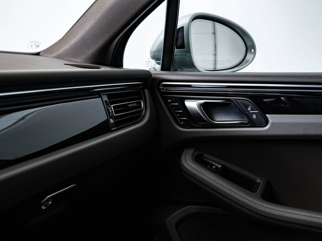 Certified 2025 Porsche Macan AWD/4WD image 39