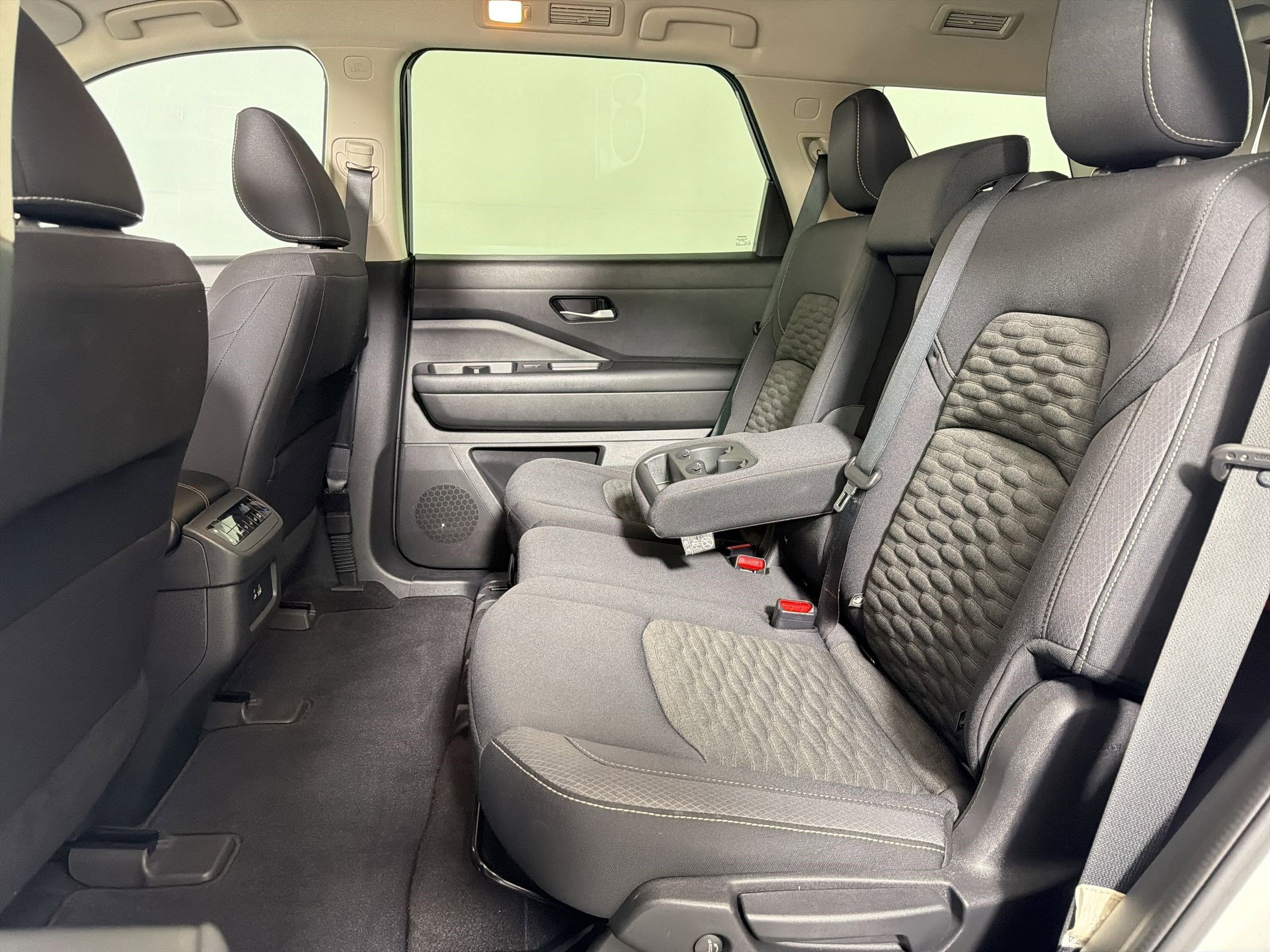 Used 2022 Nissan Pathfinder SV image 25