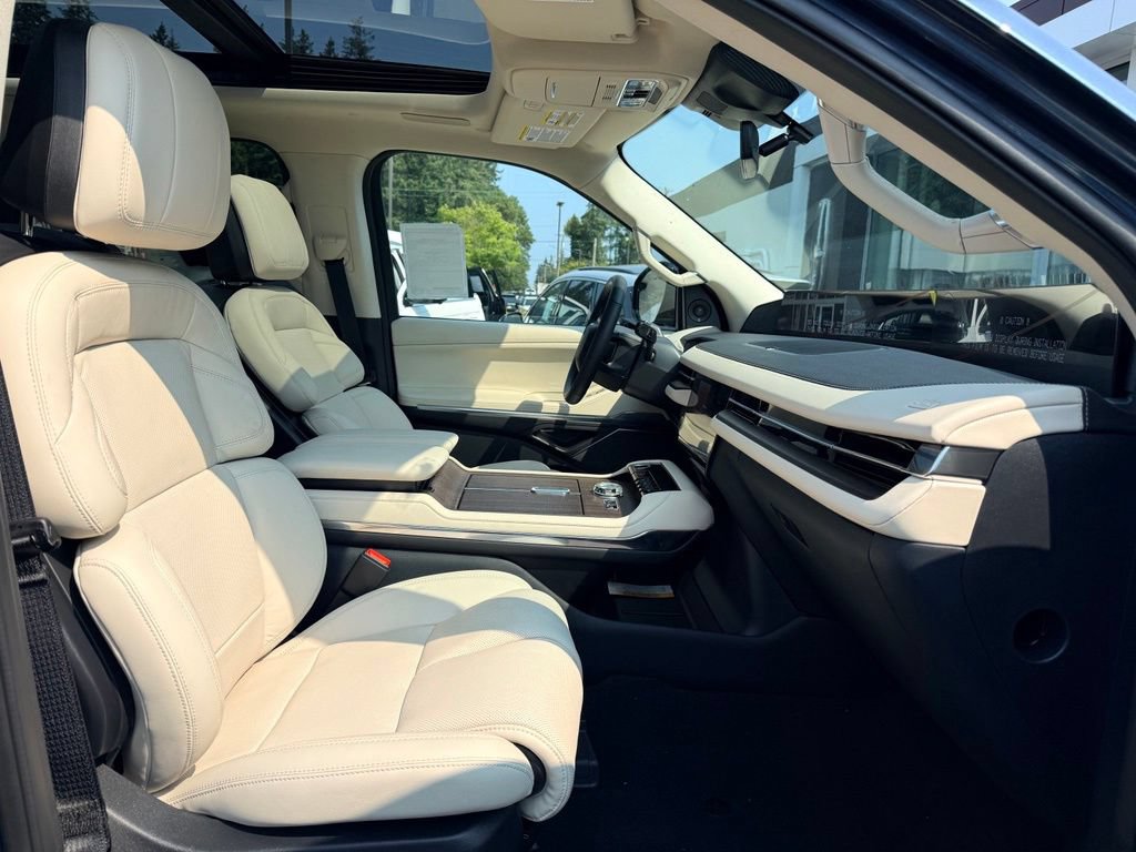 New 2027 Lincoln Navigator Reserve w/ Jet Appearance Package AWD/4WD image 9
