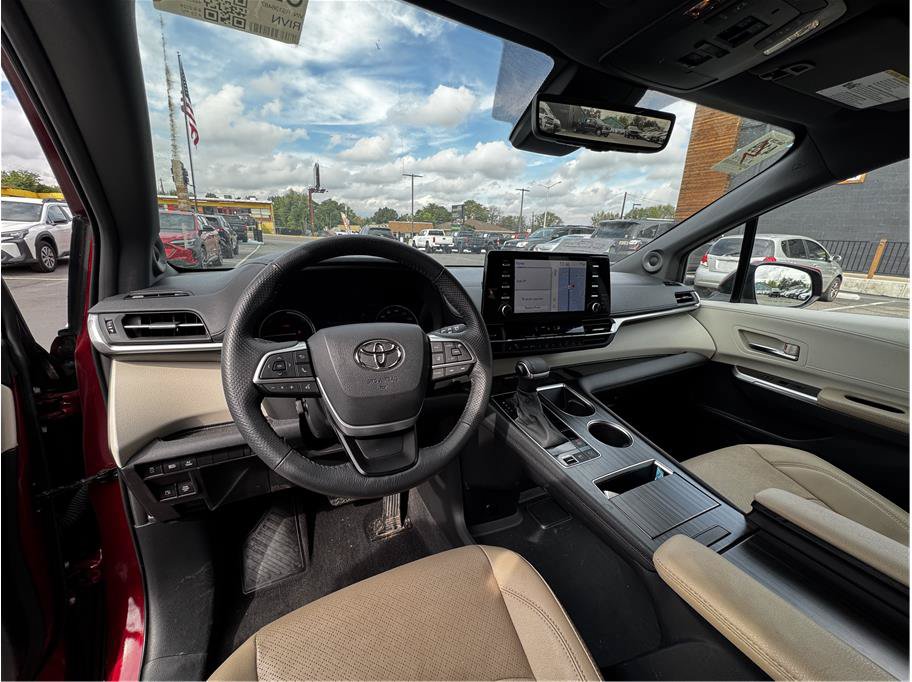 Used 2024 Toyota Sienna Limited AWD/4WD image 3