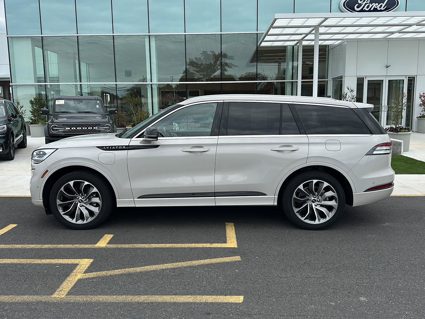 Used 2023 Lincoln Aviator Grand Touring w/ Equipment Group 301A AWD/4WD image 8