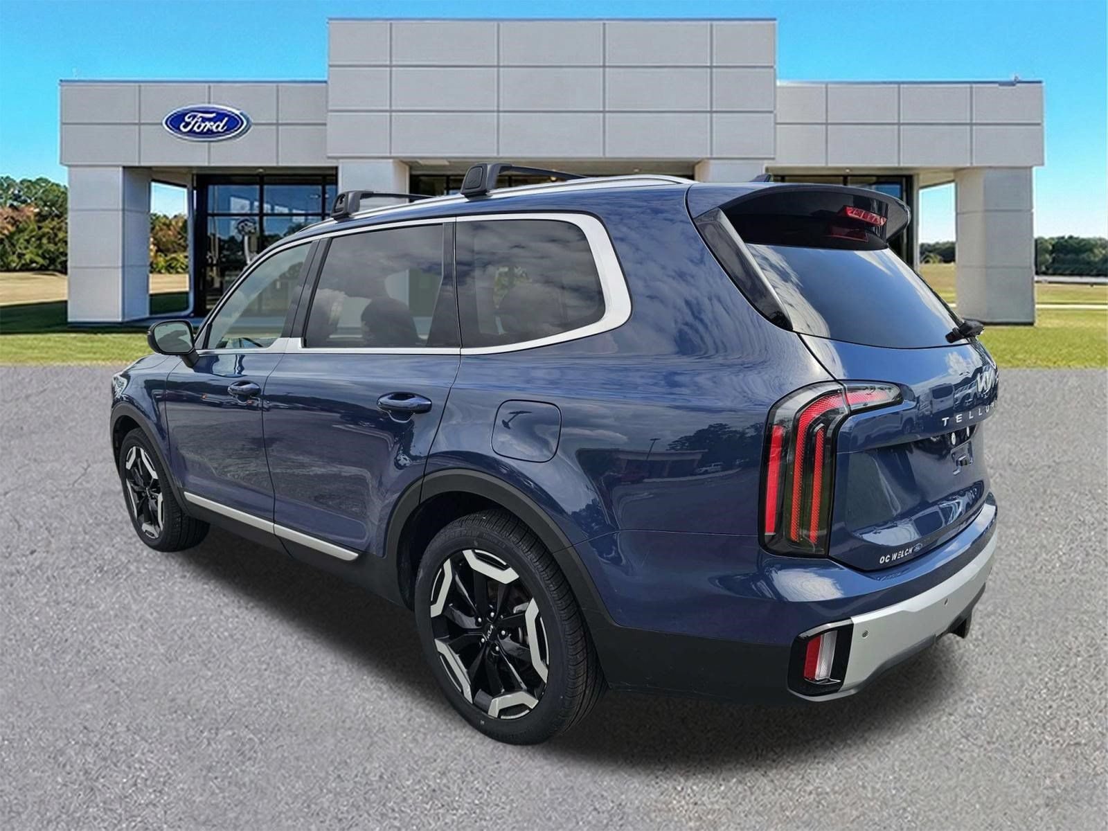 Used 2024 Kia Telluride EX w/ EX Captain's Chair Package FWD image 6