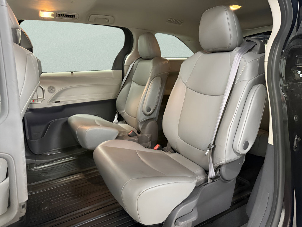 Used 2021 Toyota Sienna XLE image 18