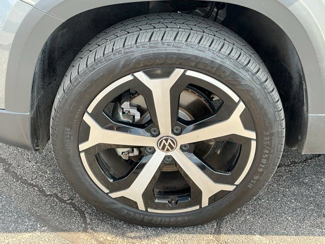 Certified 2025 Volkswagen Taos SEL AWD/4WD image 9