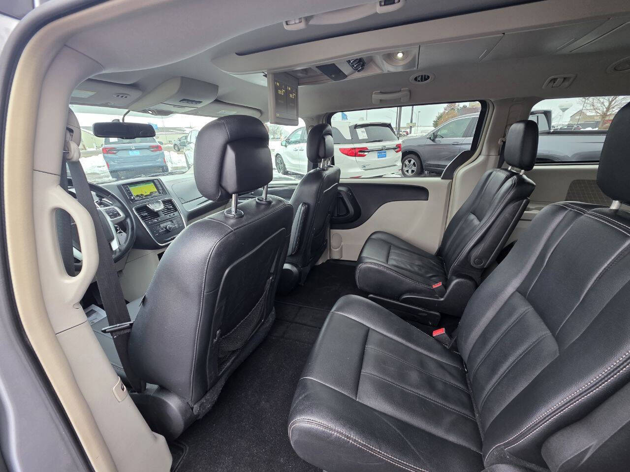 Used 2016 Chrysler Town & Country Touring image 21