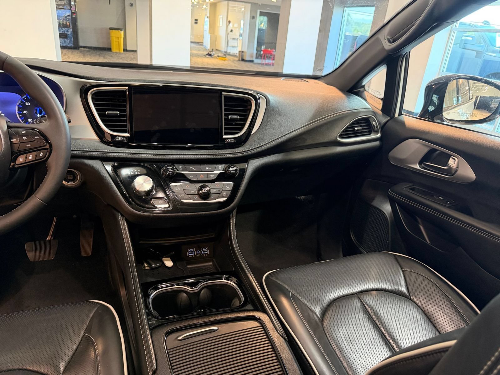 Used 2025 Chrysler Pacifica Limited FWD image 38