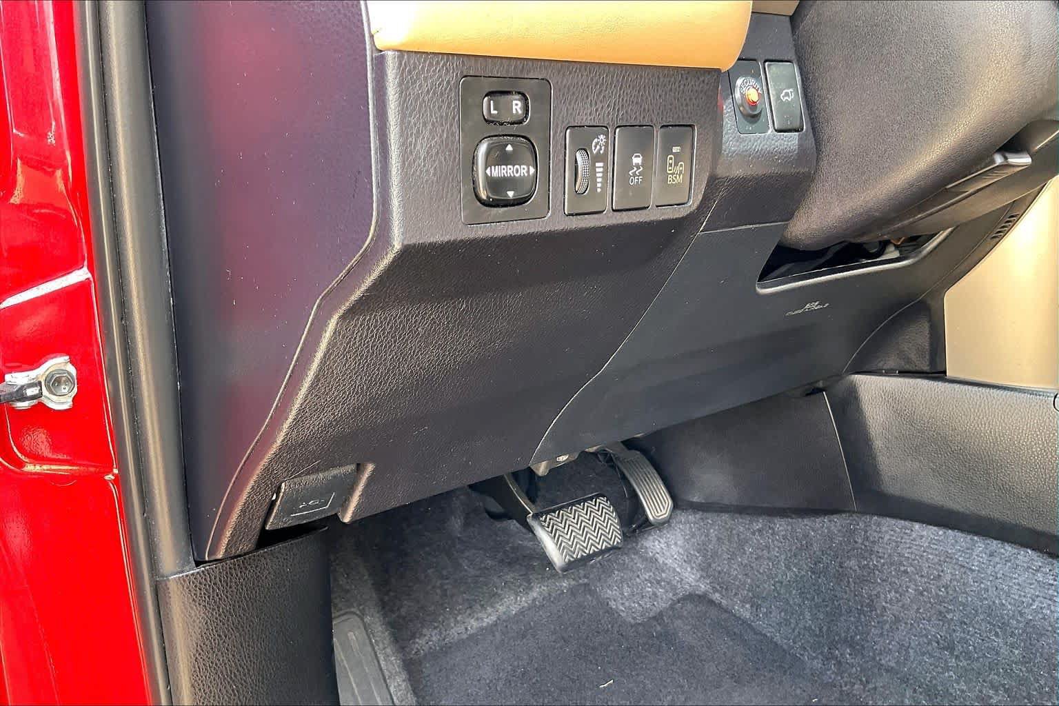 Used 2015 Toyota RAV4 Limited w/ Technology Package FWD image 35