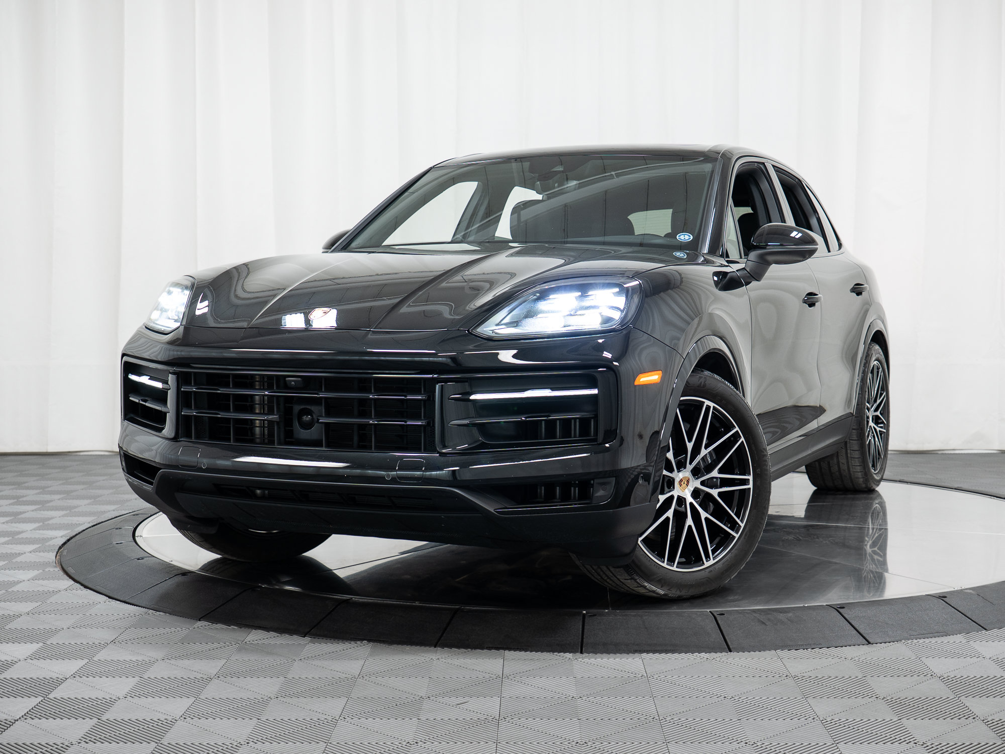 Used 2025 Porsche Cayenne AWD/4WD image 31