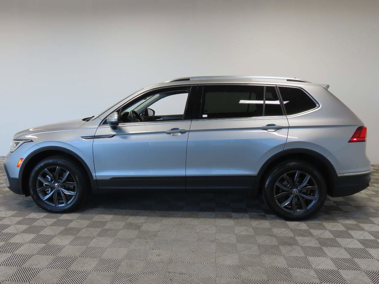 Used 2024 Volkswagen Tiguan SE image 5