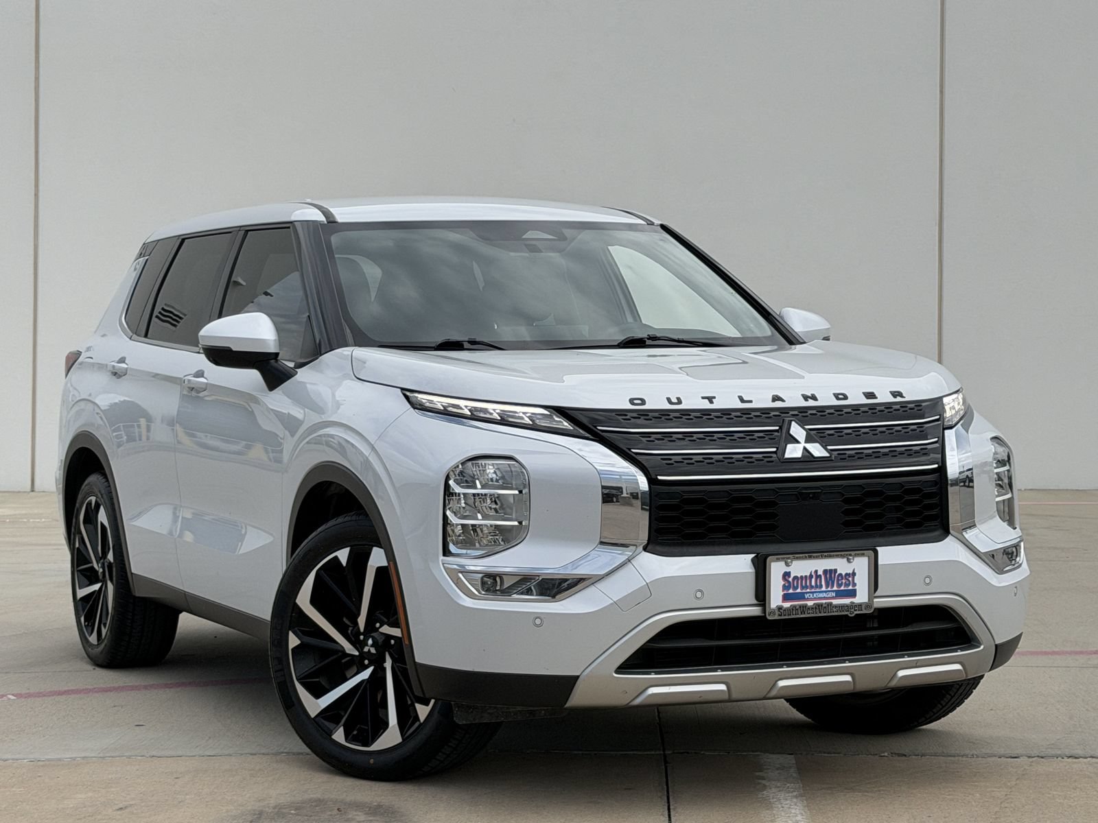 Used 2023 Mitsubishi Outlander SE FWD image 2