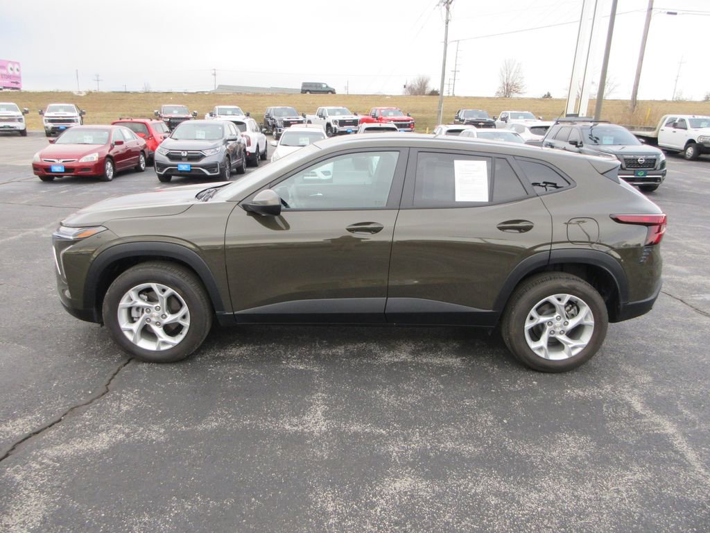 Used 2024 Chevrolet Trax LS w/ LS Convenience Package image 2