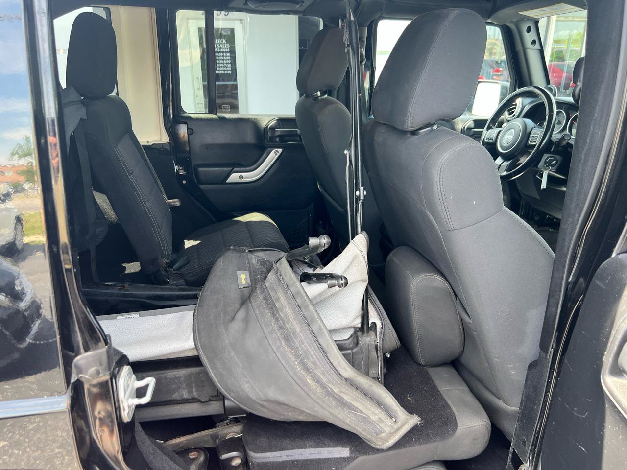 Used 2011 Jeep Wrangler Unlimited Sahara w/ Connectivity Group AWD/4WD image 11