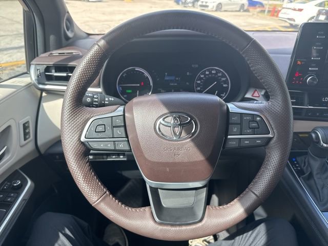 Used 2024 Toyota Sienna Platinum FWD image 16