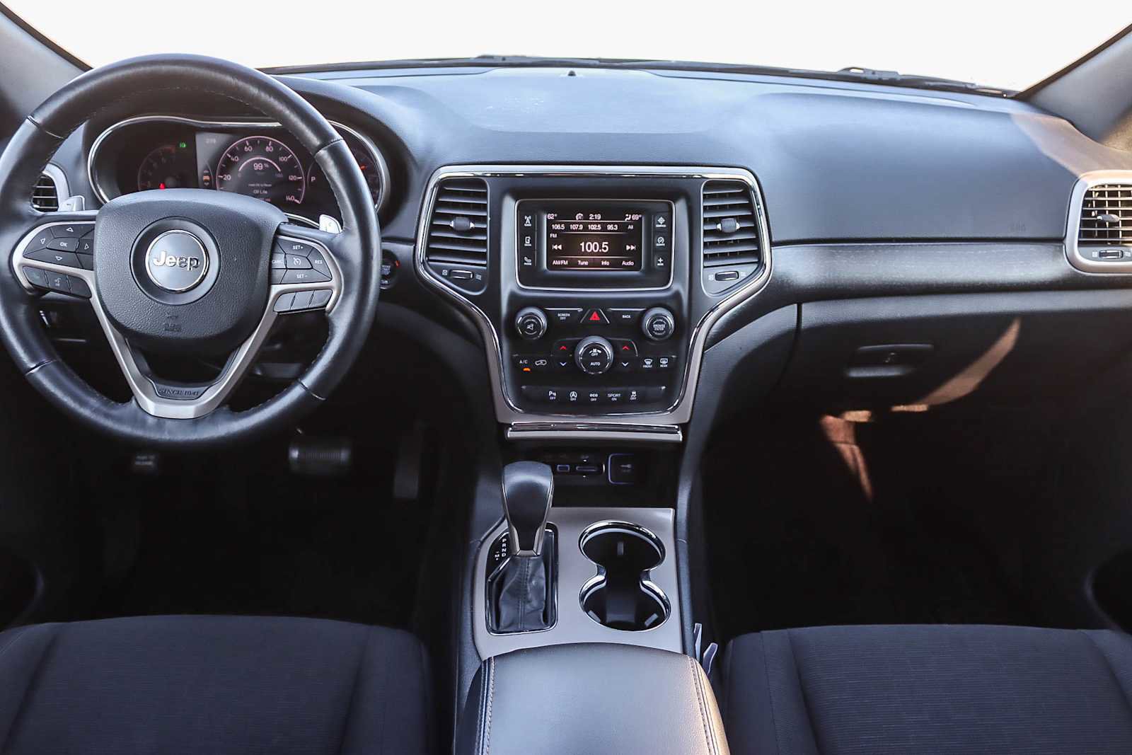 Used 2017 Jeep Grand Cherokee Laredo image 11