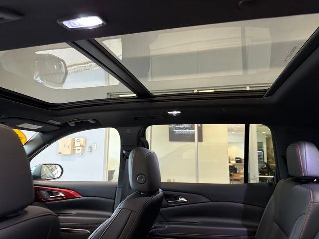 Used 2025 Chevrolet Traverse Z71 w/ LPO, Floor Liner Package AWD/4WD image 2