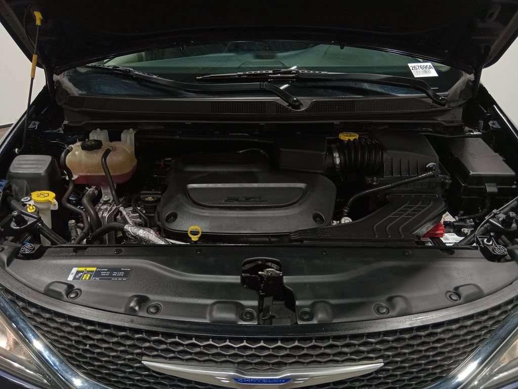 Used 2019 Chrysler Pacifica Touring Plus w/ Tire & Wheel Group FWD image 11