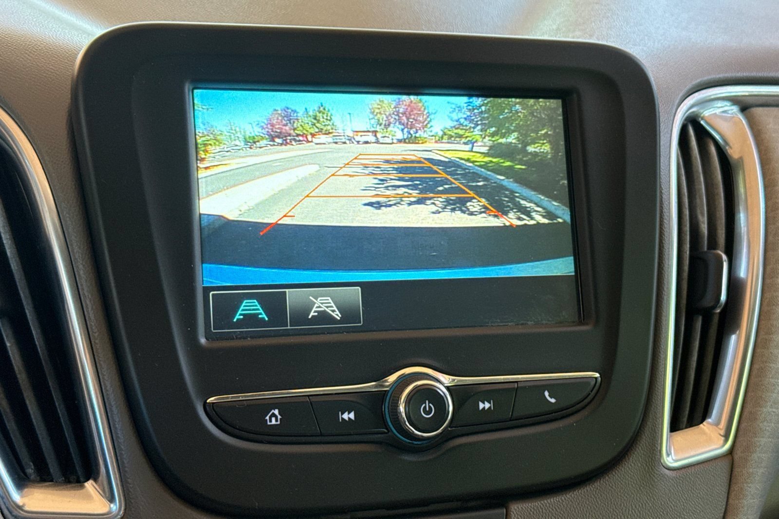 Used 2017 Chevrolet Malibu LT FWD image 18