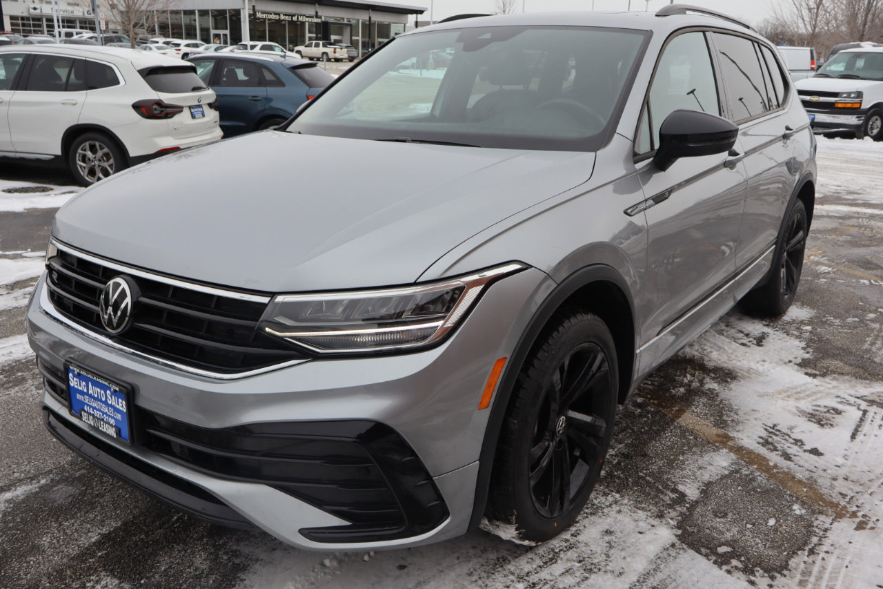 Used 2023 Volkswagen Tiguan SE R-Line image 3