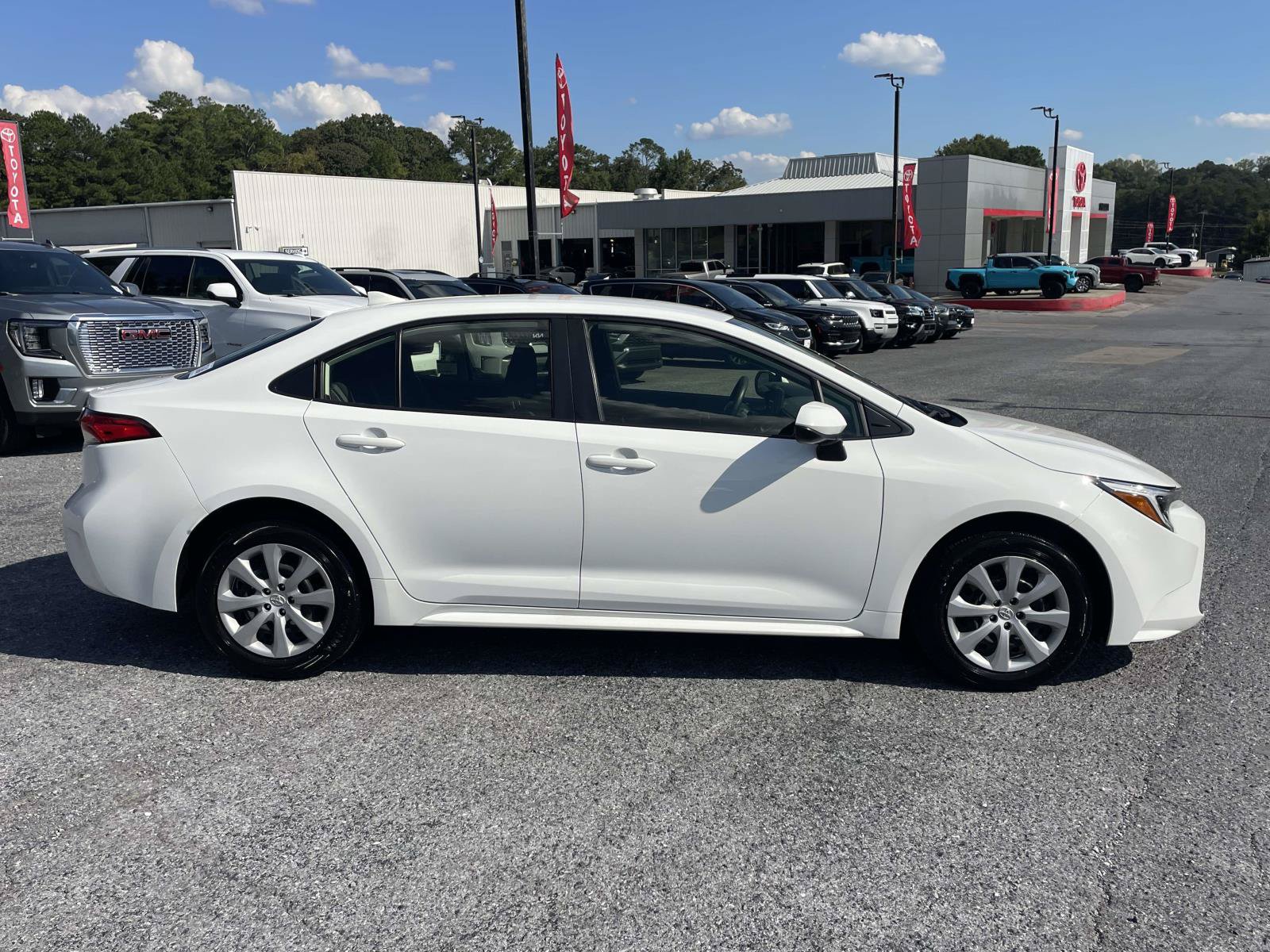 Used 2026 Toyota Corolla LE FWD image 2