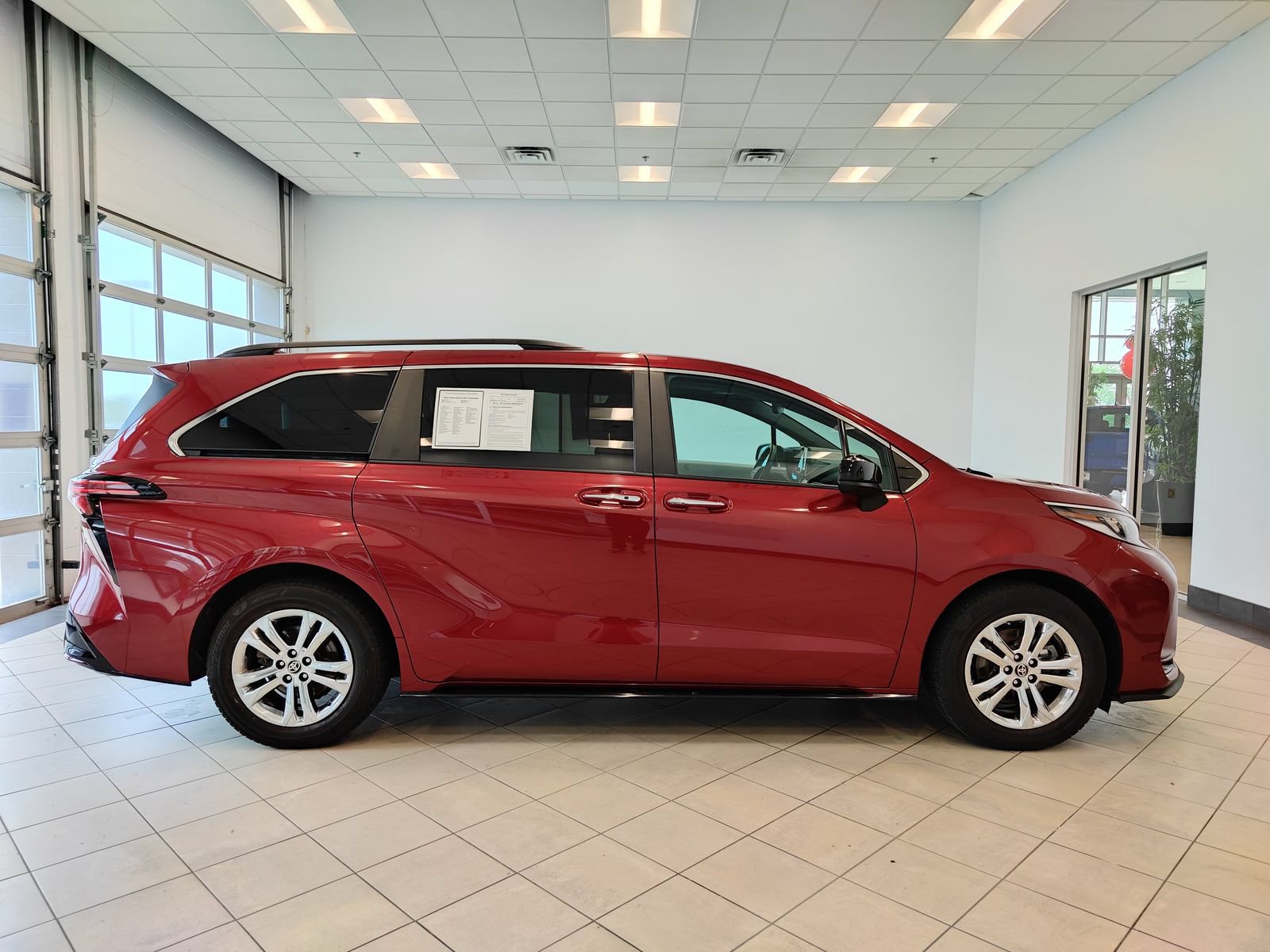 Used 2023 Toyota Sienna XSE AWD/4WD image 3