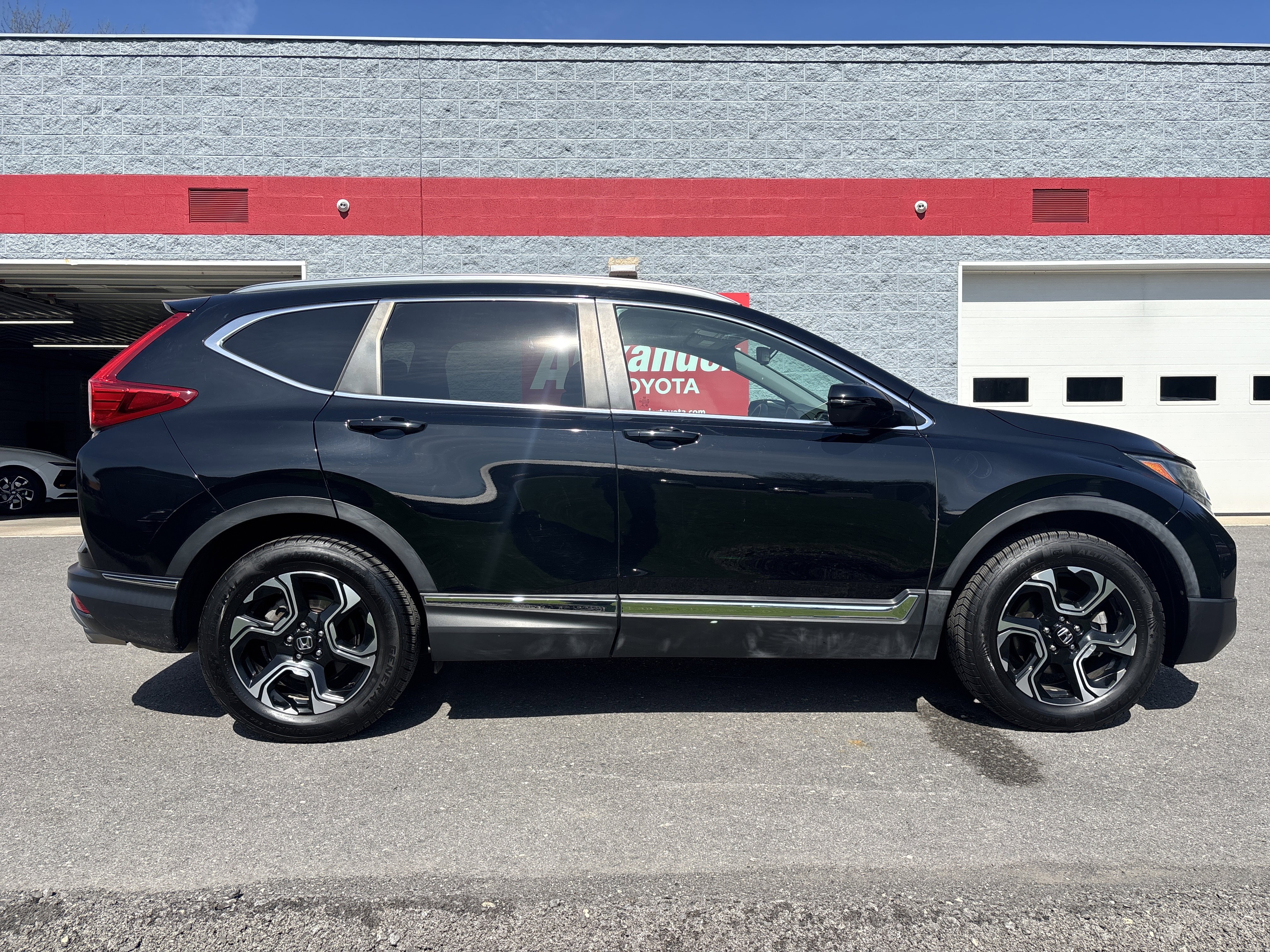 Used 2018 Honda CR-V Touring image 2
