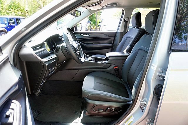 Used 2023 Jeep Grand Cherokee L Laredo RWD image 15