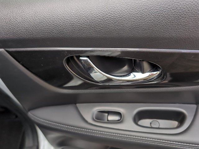 Used 2017 Nissan Rogue SV image 22